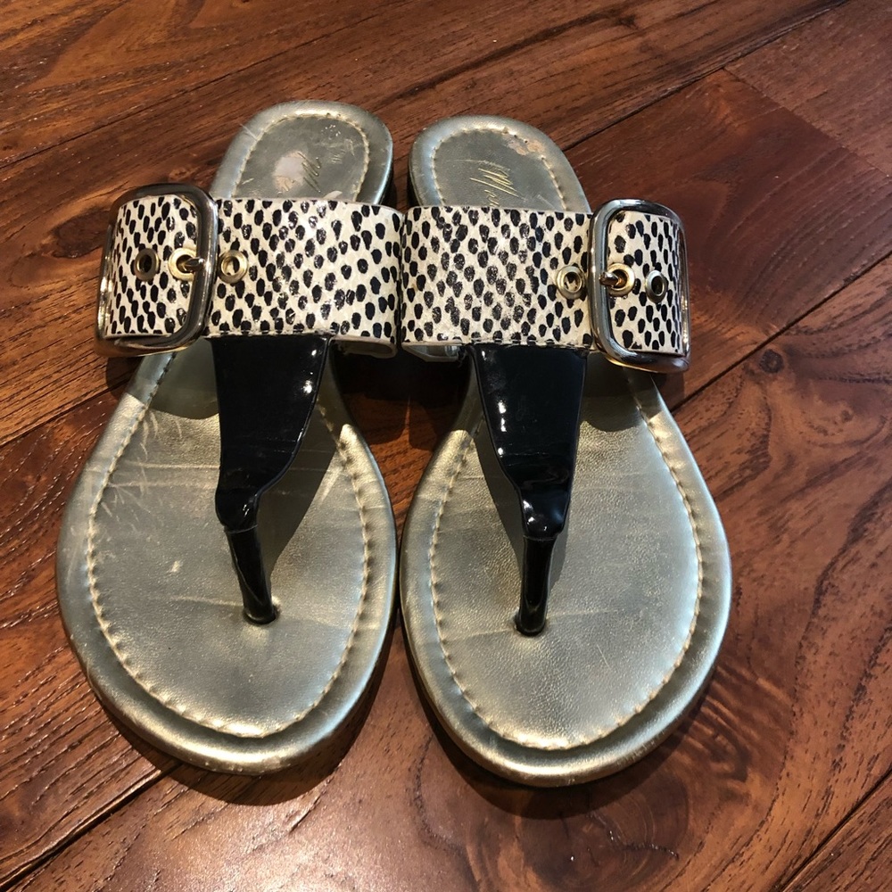 Marc fisher flat T-strap sandals a large buckle closure patented leather sz 8.5